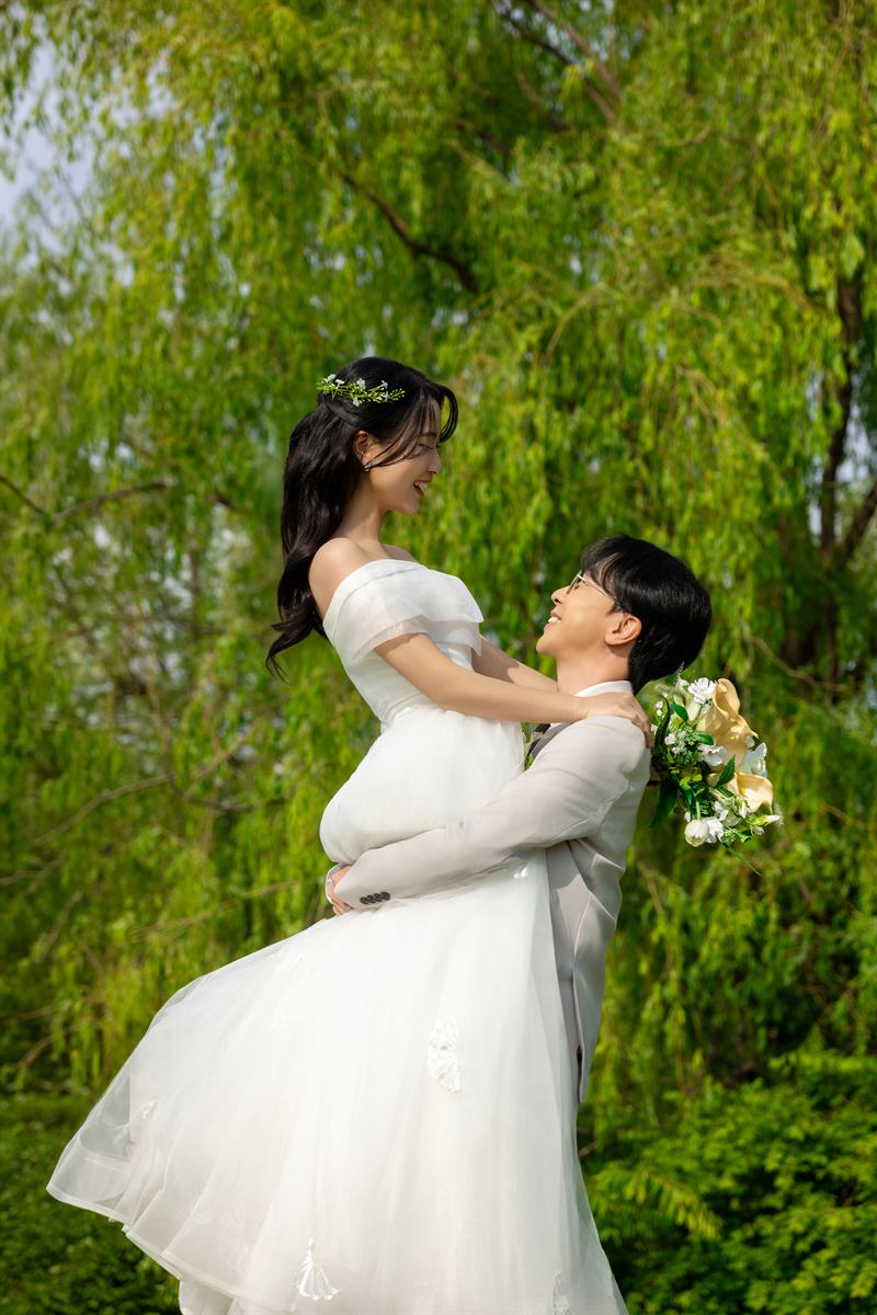 신부를 안아 올린 신랑