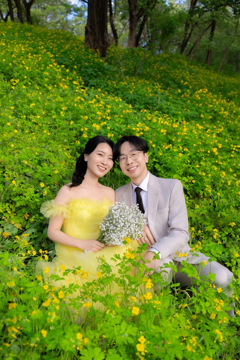 노란 꽃밭에 앉은 두 사람