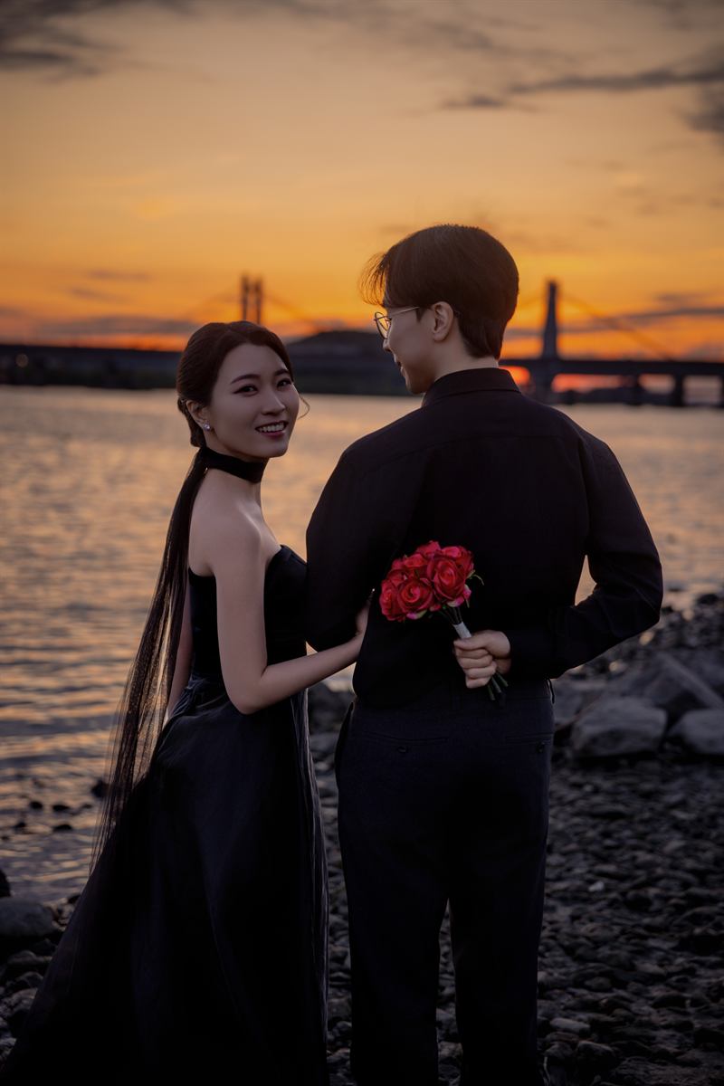 노을을 배경으로 마주 선 두 사람